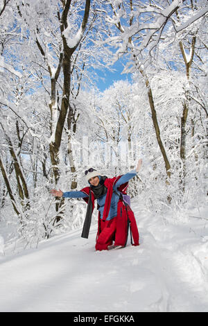 Positive young woman posing in paysage enneigé. Thème de l'hiver. Banque D'Images