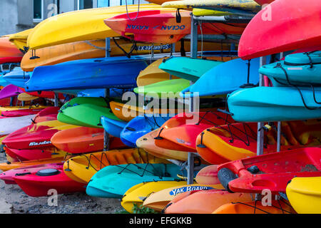 Kayaks colorés empilés sur un rack prêt à l'emploi. Banque D'Images