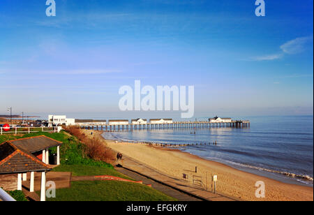 Une vue sur la promenade, plage, et jetée sur une belle journée d'hiver à Southwold, Suffolk, Angleterre, Royaume-Uni. Banque D'Images