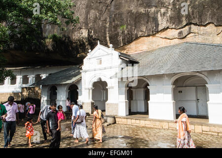 Les touristes locaux du Cave Temple, Dambulla, Sri Lanka, Asie Banque D'Images