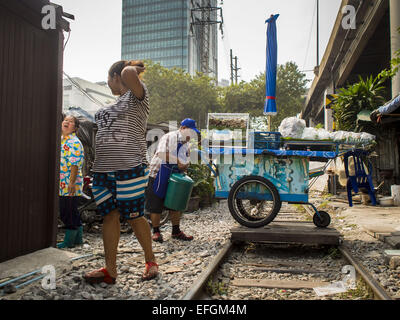 Bangkok, Bangkok, Thaïlande. 25 Jan, 2015. Un fournisseur d'aliments de rue (à gauche) discute avec son voisin pendant que son mari prépare leur panier avant de commencer le travail. Après des mois de calme relatif après le coup d'avril 2014, les tensions augmentent dans Bangkok. Soutenu par les militaires, la junte a menacé de sévir contre toute personne qui s'oppose au gouvernement. Les relations avec les États-Unis se sont détériorées après Daniel Russel, l'assistant du secrétaire d'État aux Affaires étrangères de l'Asie et du Pacifique, a déclaré que la normalisation des relations entre la Thaïlande et les Etats-Unis dépendrait de la restauration d'une démocratique crédible Banque D'Images