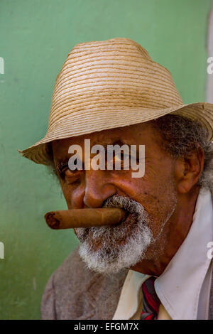 Cuba Personnes âgées avec chapeau, une barbe épaisse et d'un cigare, Trinidad, la province de Sancti Spiritus, Cuba Banque D'Images