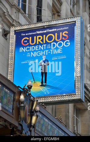 La promotion de l'affichage grand jouer Le bizarre incident du chien dans la pénombre, à l'extérieur de l'Apollo Theatre, London, UK Banque D'Images