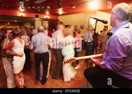 Les gens danser, Lisdoonvarna, comté de Clare, Irlande Banque D'Images