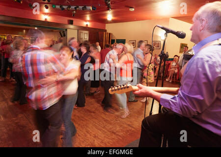 Les gens danser, Lisdoonvarna, comté de Clare, Irlande Banque D'Images