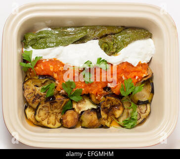 Aubergine frite (ou d'aubergine) et les poivrons doux frit servi avec de l'ail et le yaourt tomate infusée de sauces. Il s'agit d'une tradit Banque D'Images