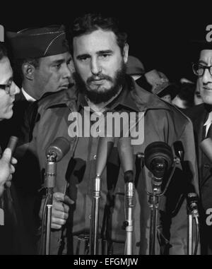 Le leader cubain Fidel Castro aborde les médias après son arrivée au Terminal de tapis le 15 avril 1959 à Washington, DC. Banque D'Images