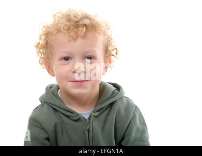 Portrait d'un petit garçon de 3 ans avec un manteau vert sur le fond blanc Banque D'Images