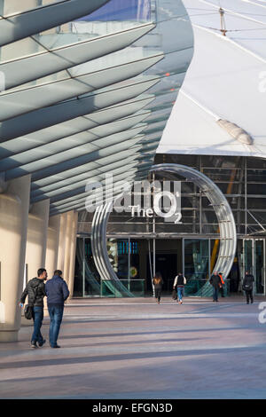 Visiteurs à l'O2 Arena à Peninsula Square, Londres Royaume-Uni en février Banque D'Images