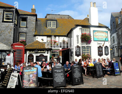 Le soleil brille à l'extérieur du Sloop Inn à St Ives, Cornwall. Banque D'Images