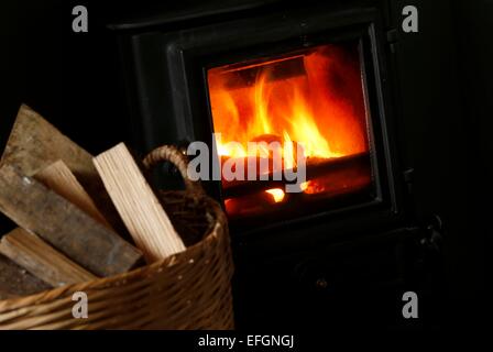 Un poêle à bois et panier de billes. Banque D'Images