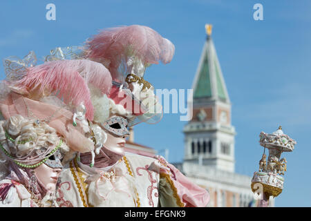 Couple en costume pour le Carnaval de Venise Banque D'Images