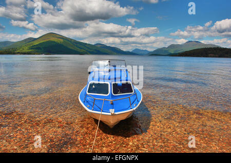 Petit bateau ancré à Inchconnachan Island sur le Loch Lomond Banque D'Images