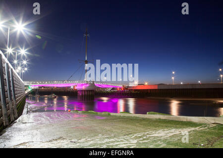 Pont y Ddraig cycle / pont pied, Foryd Harbour, Muro prises la nuit / tôt le matin avec l'éclairage LED Banque D'Images