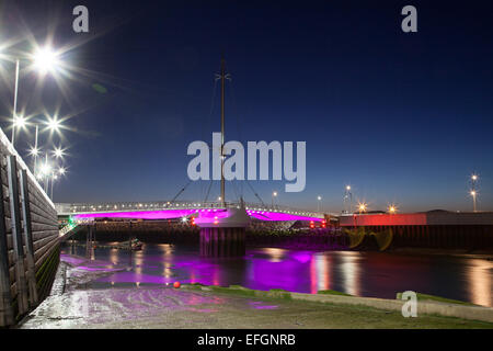 Pont y Ddraig cycle / pont pied, Foryd Harbour, Muro prises la nuit / tôt le matin avec l'éclairage LED Banque D'Images