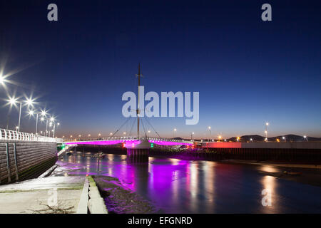 Pont y Ddraig cycle / pont pied, Foryd Harbour, Muro prises la nuit / tôt le matin avec l'éclairage LED Banque D'Images