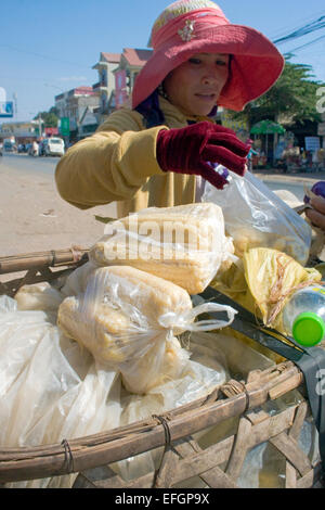 Le maïs n'est disponible que sur l'alimentation de rue une rue de la ville de Kampong Cham, au Cambodge. Banque D'Images