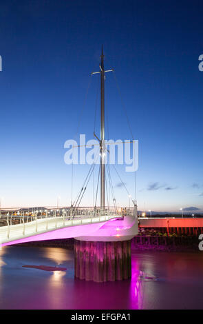 Pont y Ddraig cycle / pont pied, Foryd Harbour, Muro prises la nuit / tôt le matin avec l'éclairage LED Banque D'Images