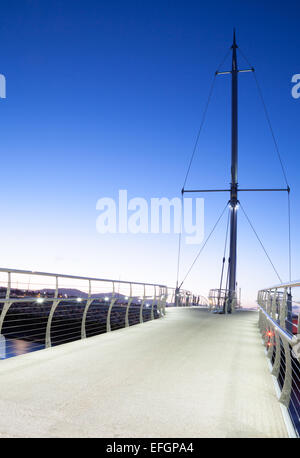 Pont y Ddraig cycle / pont pied, Foryd Harbour, Muro prises la nuit / tôt le matin avec l'éclairage LED Banque D'Images