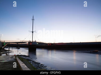 Pont y Ddraig cycle / pont pied, Foryd Harbour, Muro prises la nuit / tôt le matin avec l'éclairage LED Banque D'Images