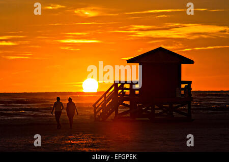 Un couple est découpé par le coucher de soleil sur Siesta Key Beach à Sarasota, Floride Banque D'Images