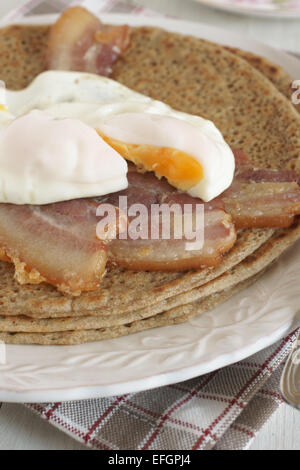 Staffordshire Oatcakes une crêpe salé avec du bacon et des oeufs Banque D'Images