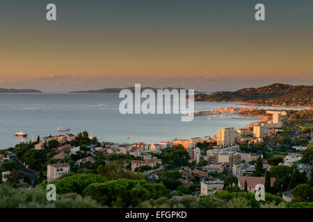 Vue sur Le Lavandou et Bormes Les Mimosas avec les îles d'Hyères dans le Var, à distance, le PACA (Provence-Alpes-Côte d'Azur, France) Banque D'Images