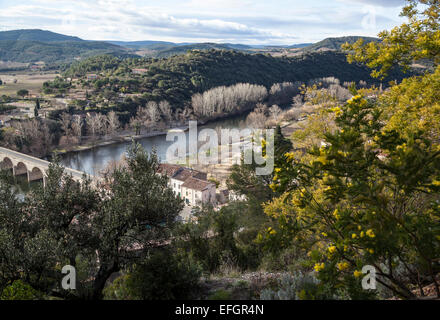 Avis de Roquebrun un village de l'hérault de la France sur la rivière Orb sur la vallée et les collines en arrière-plan Banque D'Images