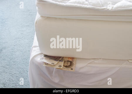 Paiement sous un matelas Banque D'Images