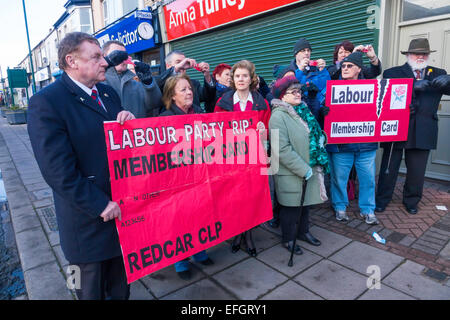 Cleveland, dans le Yorkshire, UK. Le 04 février, 2015. Protestation à 11h00 aujourd'hui 4 février par les membres du Parti du travail et les conseillers de l'extérieur du bureau de Mme Anna Turley candidat du parti travailliste pour la circonscription de Redcar la prochaine élection générale. La protestation est contre le Parti travailliste de-sélection de grands Borough Council Chef M. George Dunning et sa suppléante Mme Sheelagh Clarke avant les prochaines élections municipales. Crédit : Peter Jordan NE/Alamy Live News Banque D'Images