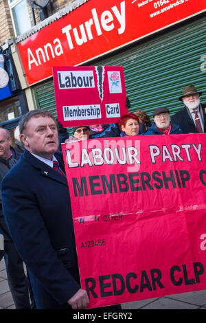 Cleveland, dans le Yorkshire, UK. Le 04 février, 2015. Protestation à 11h00 aujourd'hui le 3 février par les membres du Parti du travail et les conseillers de l'extérieur du bureau de Mme Anna Turley candidat du parti travailliste pour la circonscription de Redcar la prochaine élection générale. La protestation est contre le Parti travailliste de-sélection de grands Borough Council Chef M. George Dunning et sa suppléante Mme Sheelagh Clarke avant les prochaines élections municipales. Crédit : Peter Jordan NE/Alamy Live News Banque D'Images