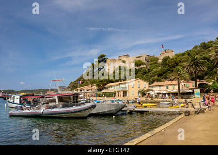 Vue sur le port sur l'île de Port Cros, PACA, Var, Provence-Alpes-Côte d'Azur, France Banque D'Images