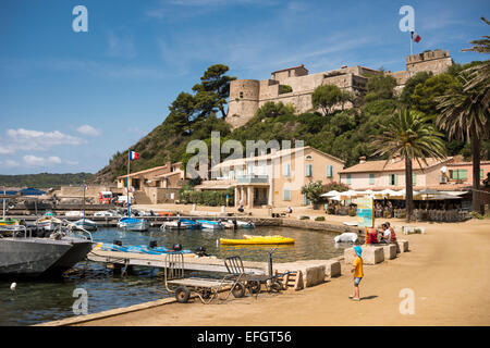 Vue sur le port sur l'île de Port Cros, PACA, Var, Provence-Alpes-Côte d'Azur, France Banque D'Images