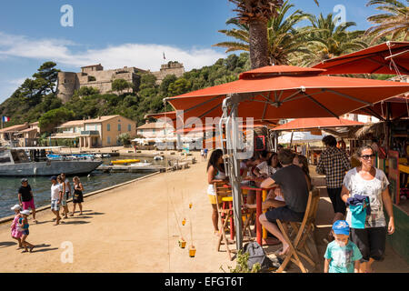 Les touristes dans les bars et restaurants sur l'île de Port Cros, PACA, Var, Provence-Alpes-Côte d'Azur, France Banque D'Images