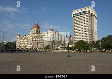 Ancien et nouveau en face de l'hôtel Taj Gateway of India. Colaba Mumbai Maharashtra Inde Banque D'Images