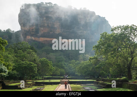 Le Rocher du Lion sur un matin brumeux en saison humide des pluies, Sigiriya, Sri Lanka,rock,unesco,cave,Animaux,Lion,en plein air,Rock,grands Banque D'Images