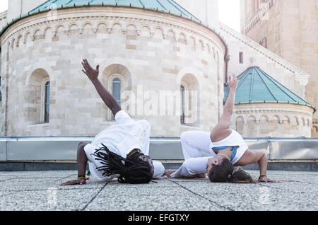 Paire jeunes partenariat capoeira ,sport spectaculaire Banque D'Images