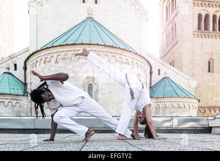 Paire jeunes partenariat capoeira ,sport spectaculaire Banque D'Images