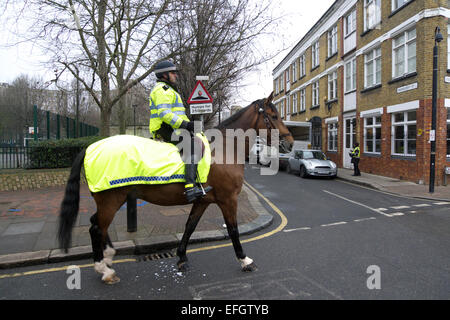 Royaume-uni est de Londres dimanche Columbia Road Flower Market un agent de la police montée Banque D'Images