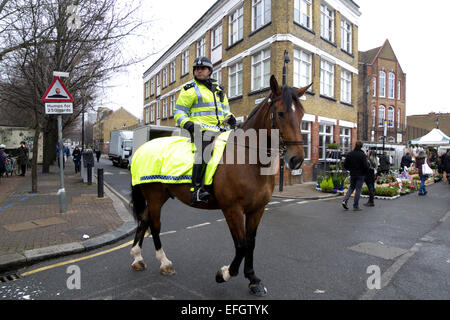 Royaume-uni est de Londres dimanche Columbia Road Flower Market un agent de la police montée Banque D'Images