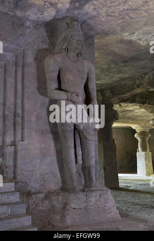 Guardian figure sur la droite de la Linga de culte. Vue depuis le Sud. Grottes d'Elephanta, Mumbai, Inde Banque D'Images