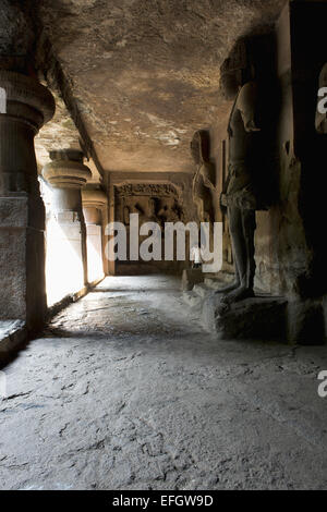 La grotte 1 Andhakasura-vadha-murti, et le couloir à l'Ouest. Grottes d'Elephanta, Mumbai, Inde Banque D'Images