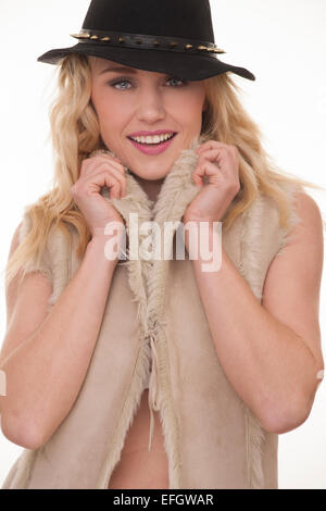 Blond woman wearing fausse fourrure gilet Banque D'Images