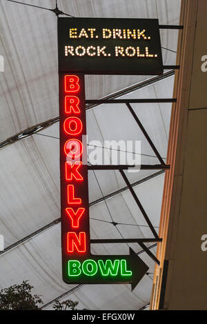 Brooklyn Bowl Eat Drink Rock Roll signe pour le restaurant Cabana Brasilian barbecue à l'intérieur de l'O2 Arena à Peninsula Square, Londres Royaume-Uni en février Banque D'Images