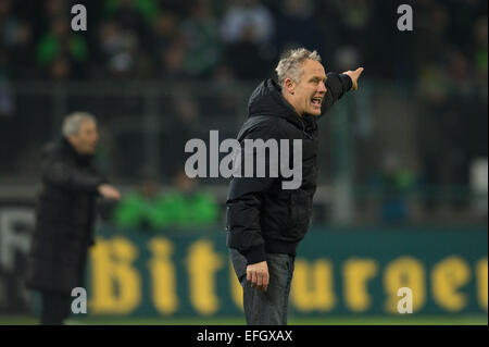 Moenchengladbach, Allemagne. 3, 2015. La coach Christian Streich réagit au cours de la match de football Bundesliga Borussia Moenchengladbach vs SC Fribourg en Moenchengladbach, Allemagne, 3 février 2015. Photo : Maja Hitij/dpa/Alamy Live News Banque D'Images