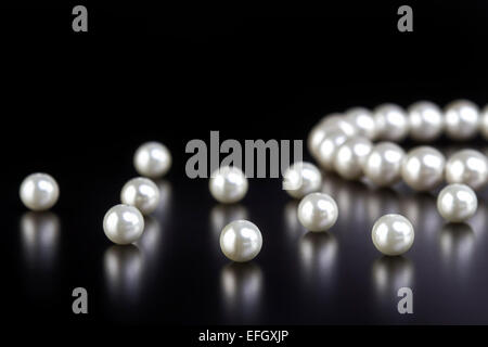 Collier de perles blanches sur fond noir Banque D'Images