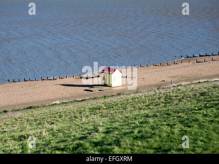 Petite cabane de sauveteurs sur shigle beach près de Tankerton à Whitstable, Kent, Angleterre Banque D'Images