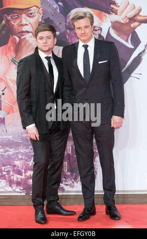 Berlin, Allemagne. 3, 2015. Acteurs Taron Egerton (l) et Colin Firth arrivent pour te première du film 'Kingsman : le Service Secret' à Berlin, Allemagne, 3 février 2015. Le film commence dans les salles allemandes le 12 mars 2015. Dpa : Crédit photo alliance/Alamy Live News Banque D'Images