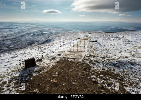 Compte tenu de l'hiver sentier Pennine Way en direction sud sur le sommet de Pen-y-ghent, Horton dans Ribblesdale, Yorkshire Dales National Park, Royaume-Uni Banque D'Images