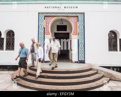 Les gens sortir du musée national à Dar es Salaam, Tanzanie, un dimanche après-midi. Banque D'Images